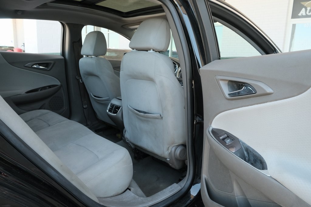 Vehicle image 13 of 34