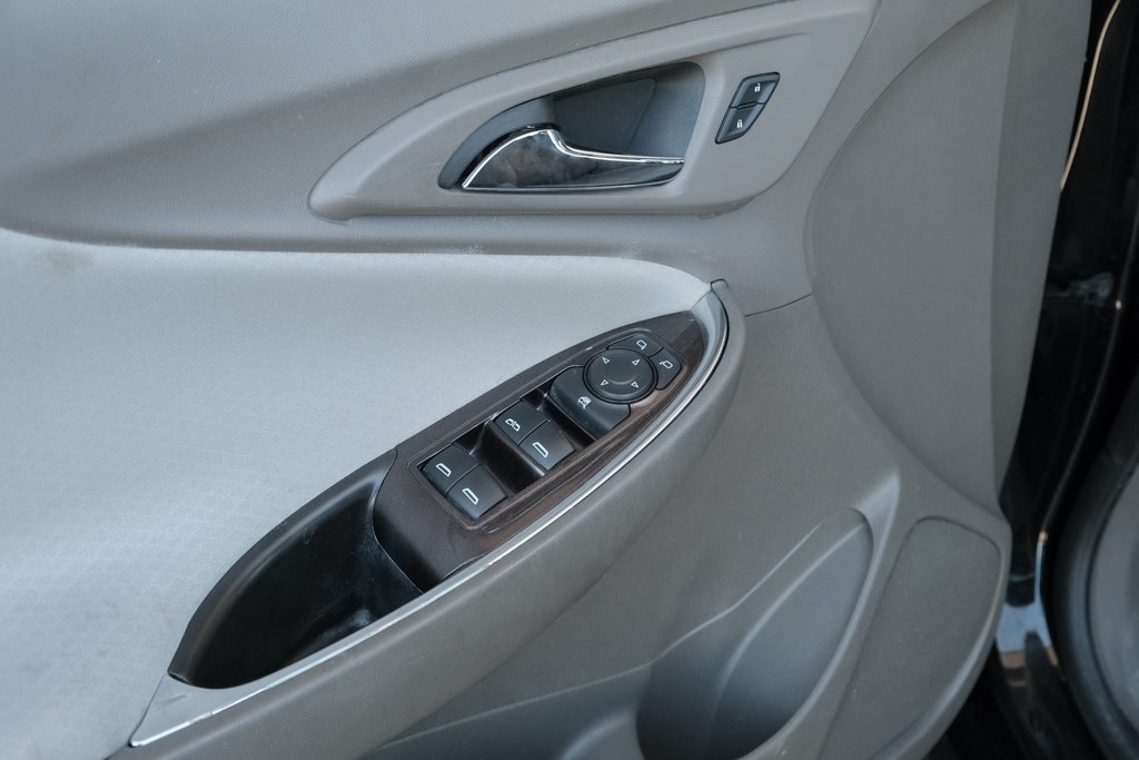 Vehicle image 23 of 34