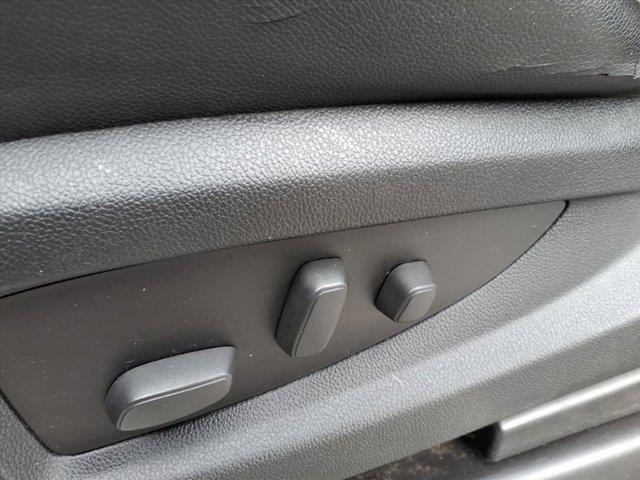 2016 Chevrolet Suburban LT Image 22 of 34