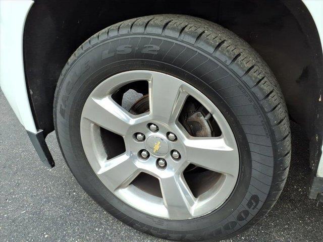 2016 Chevrolet Suburban LT Image 9 of 34