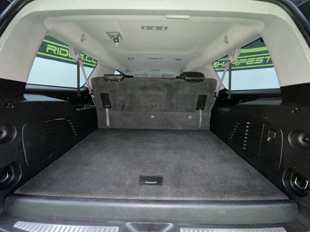 2016 Chevrolet Suburban LT Image 11 of 31