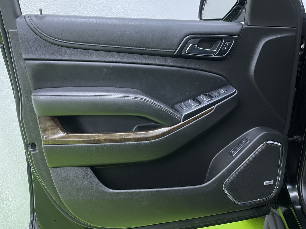 2016 Chevrolet Suburban LT Image 22 of 31