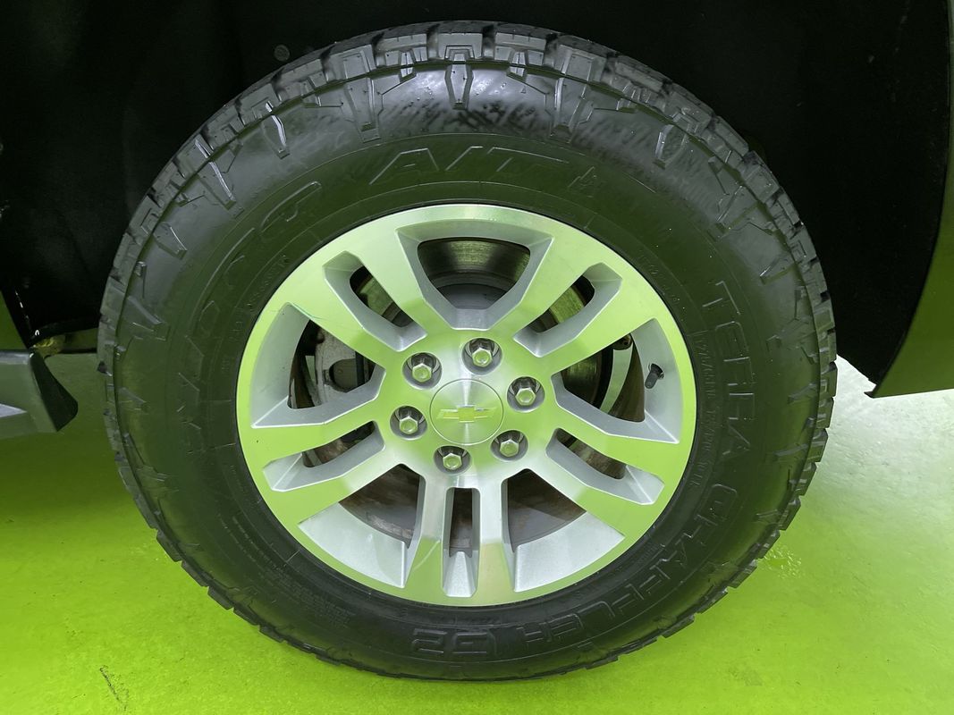 2016 Chevrolet Suburban LT Image 10 of 31