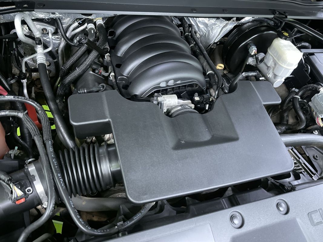 2016 Chevrolet Suburban LT Image 9 of 31