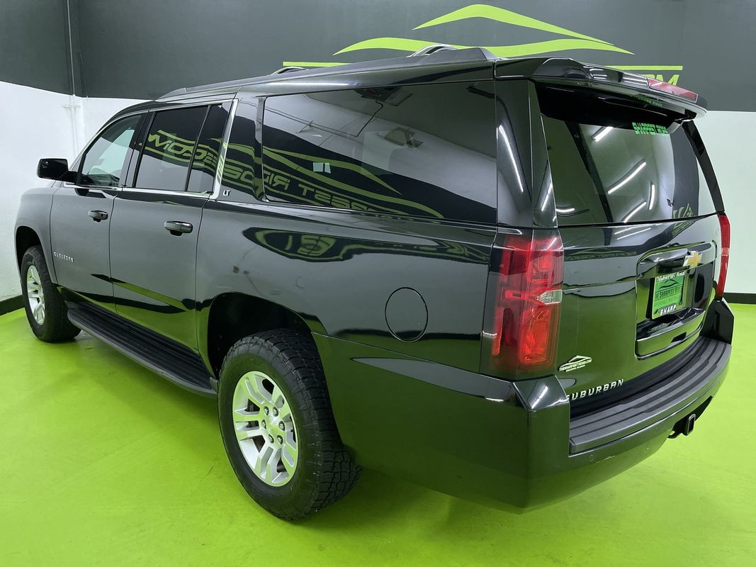 2016 Chevrolet Suburban LT Image 7 of 31