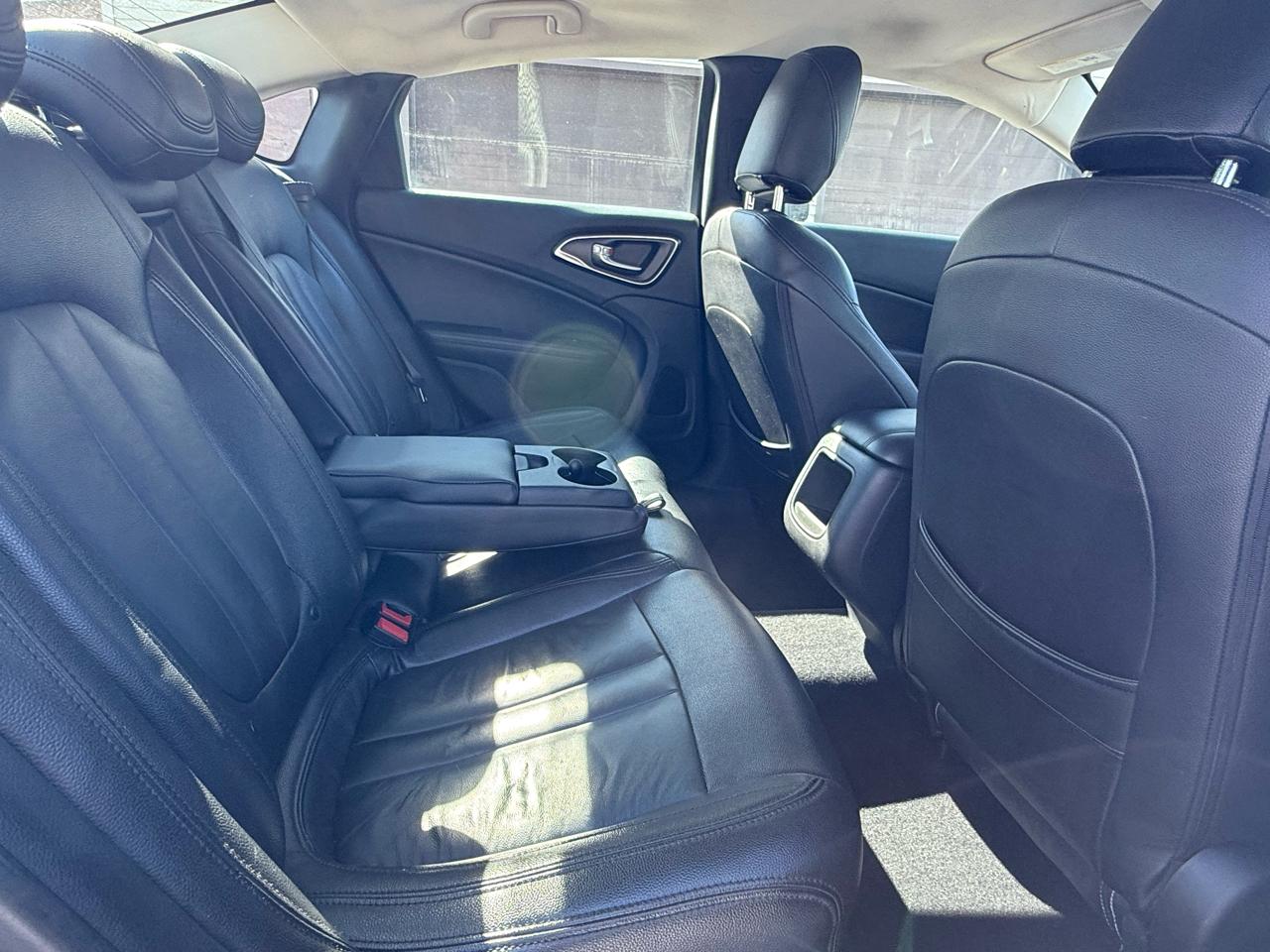 2016 Chrysler 200 Limited Image 3 of 4