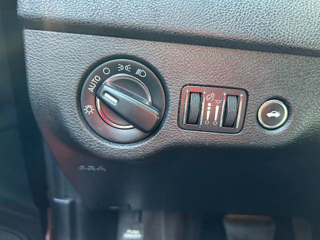 Vehicle image 33 of 44