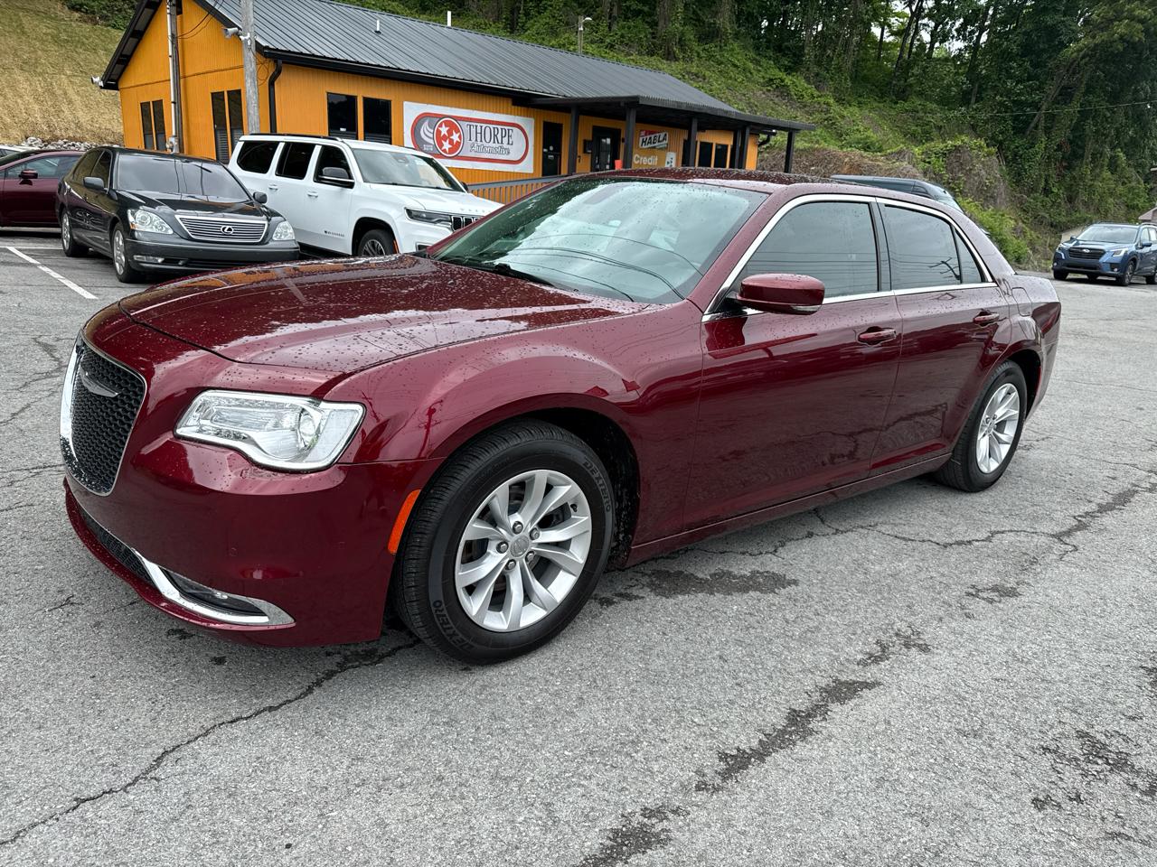 2016 Chrysler 300 Limited Image 1 of 31