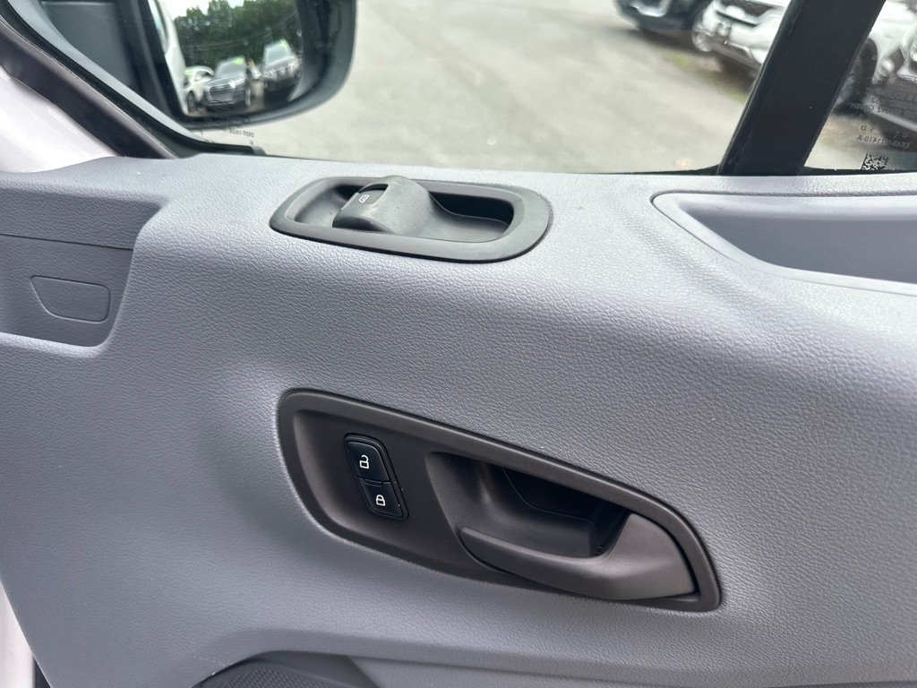 Vehicle image 21 of 28