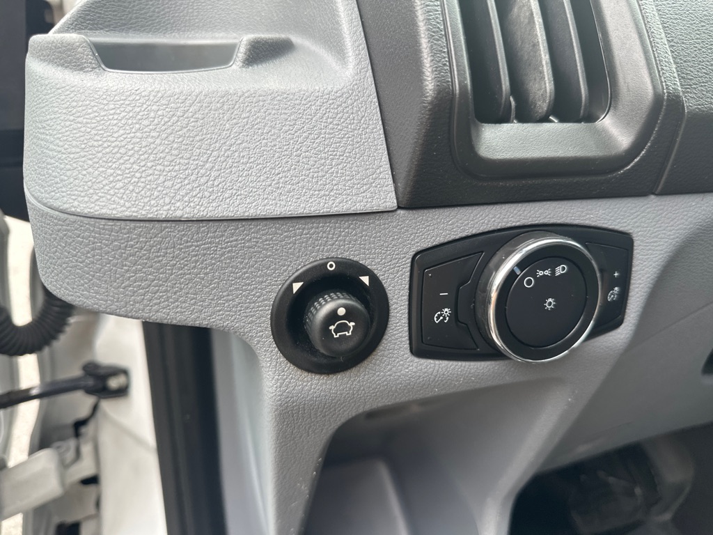 Vehicle image 26 of 28