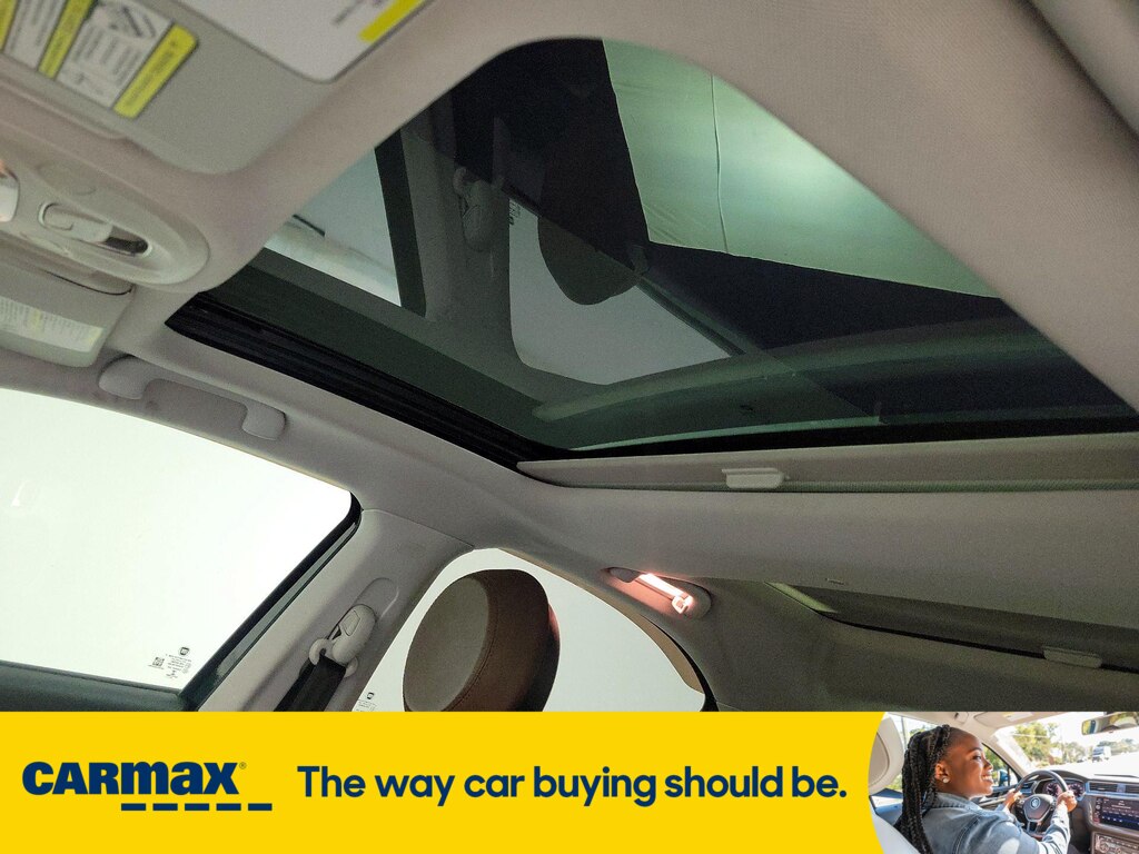 Vehicle image 21 of 29