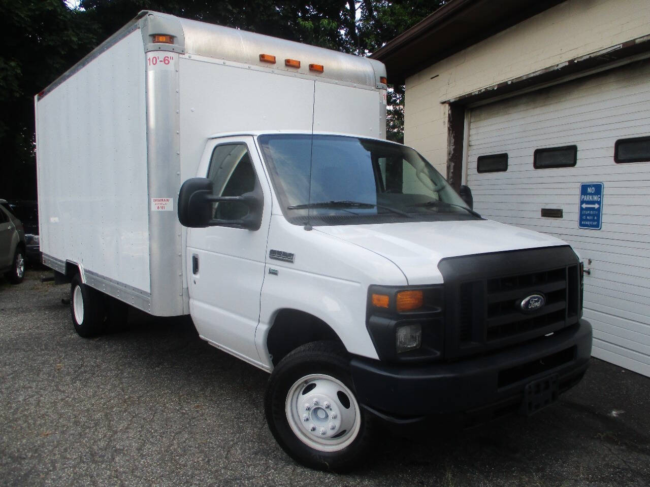 2016 Ford Econoline Base Image 1 of 15