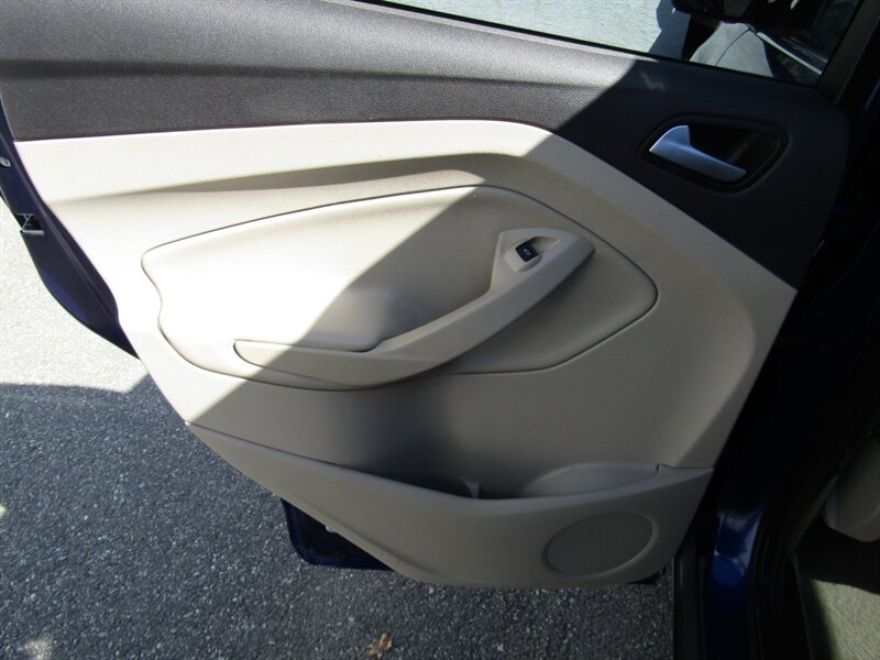 Vehicle image 39 of 77