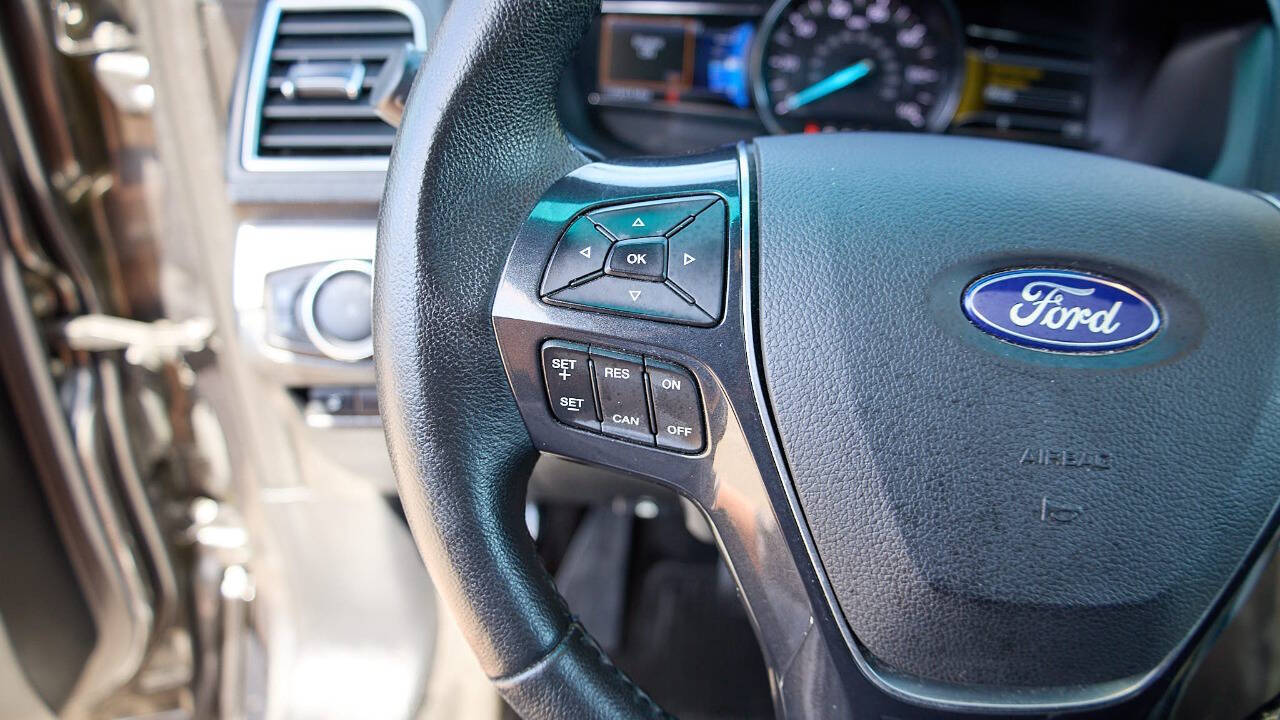 Vehicle image 21 of 32