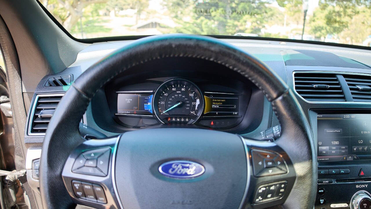 Vehicle image 28 of 32