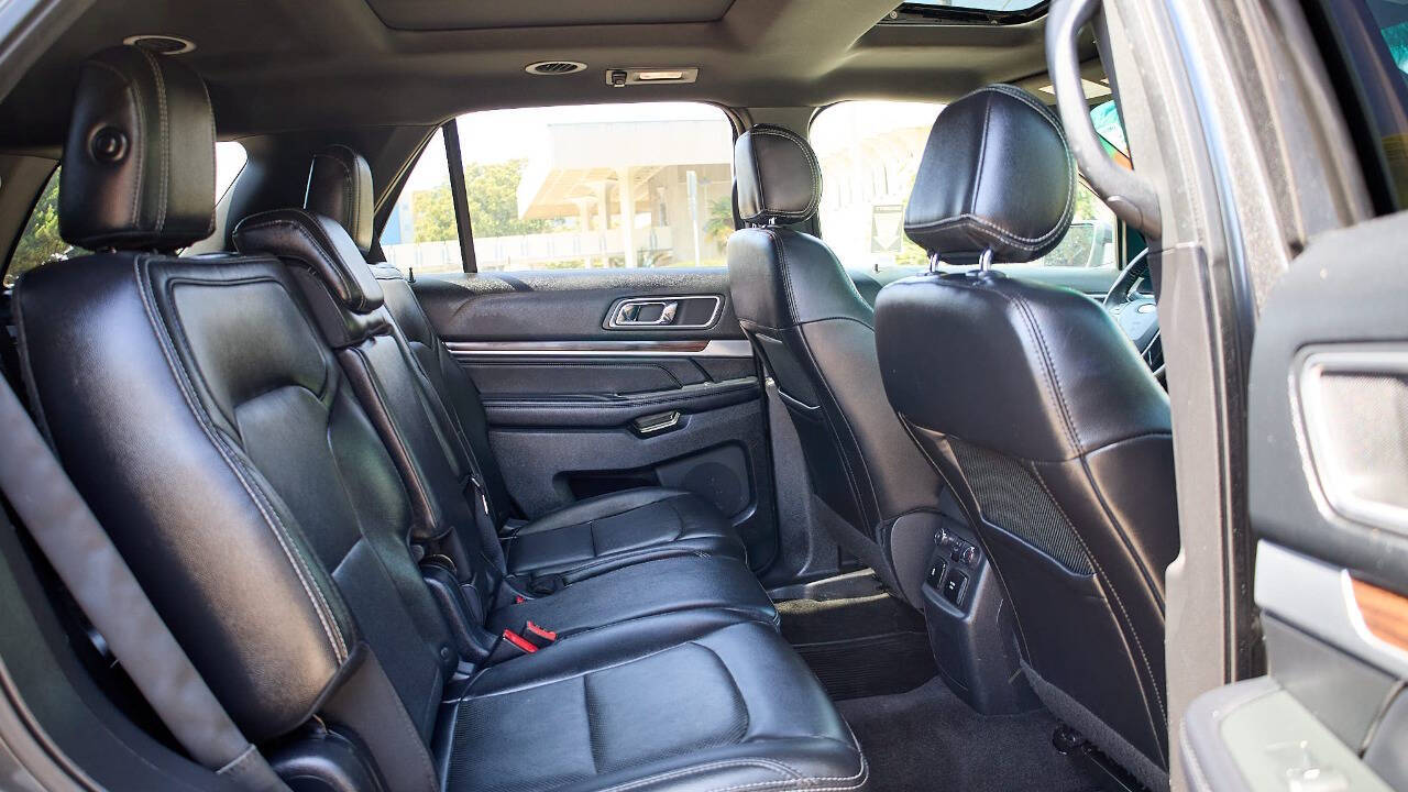 Vehicle image 17 of 32