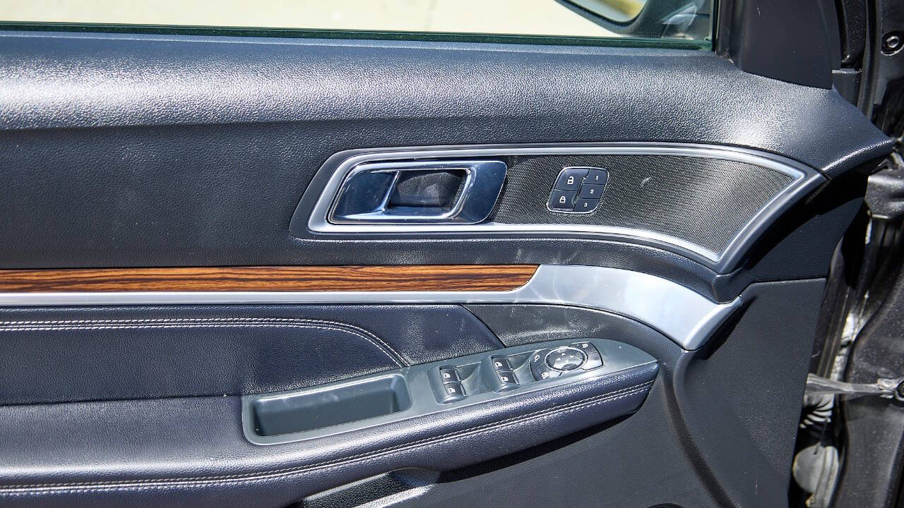 Vehicle image 25 of 32
