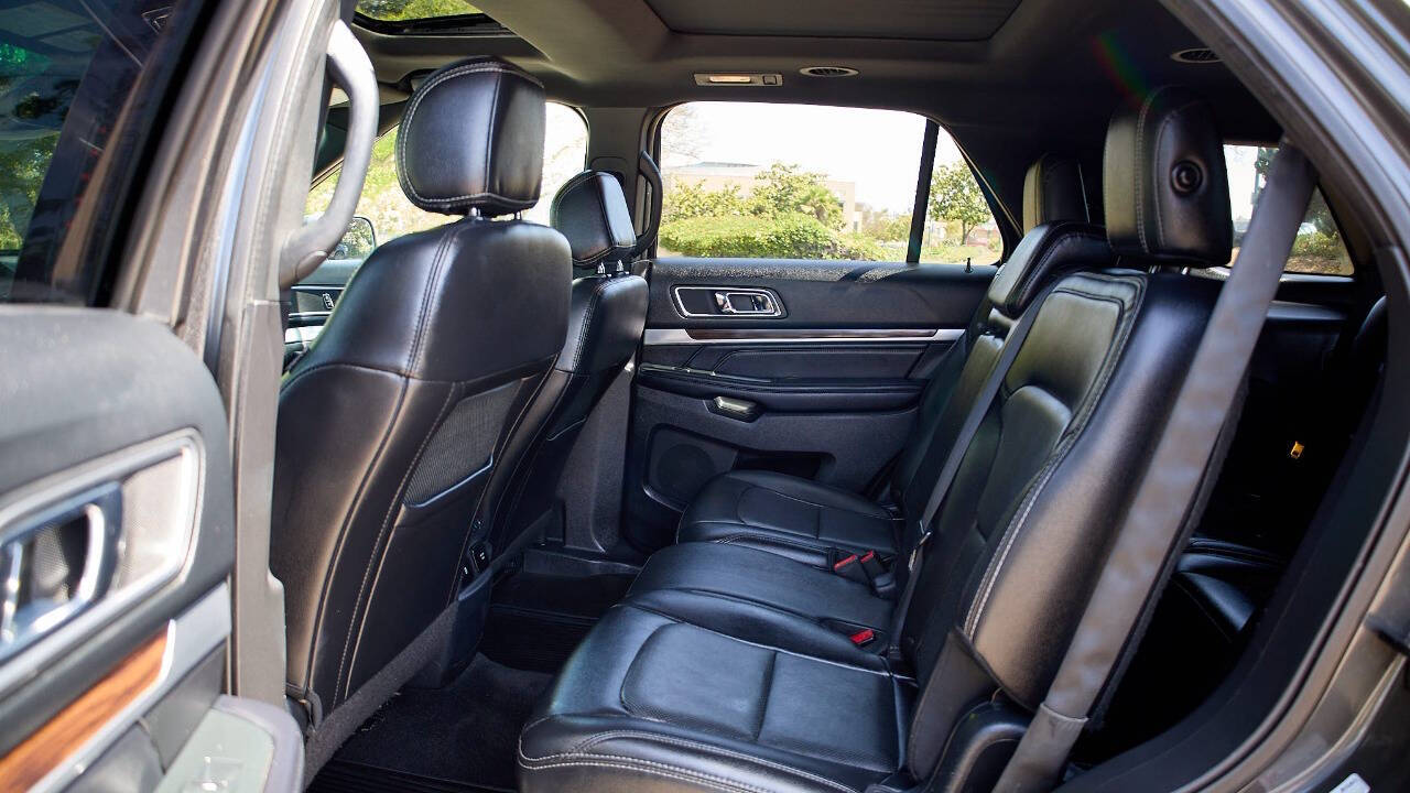 Vehicle image 16 of 32