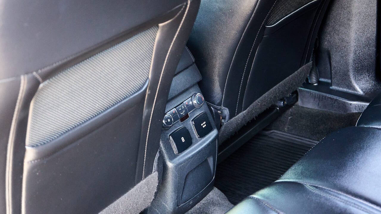 Vehicle image 27 of 32