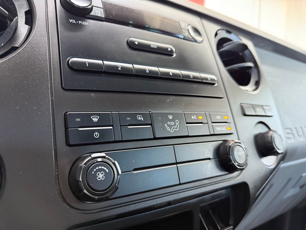 Vehicle image 32 of 48
