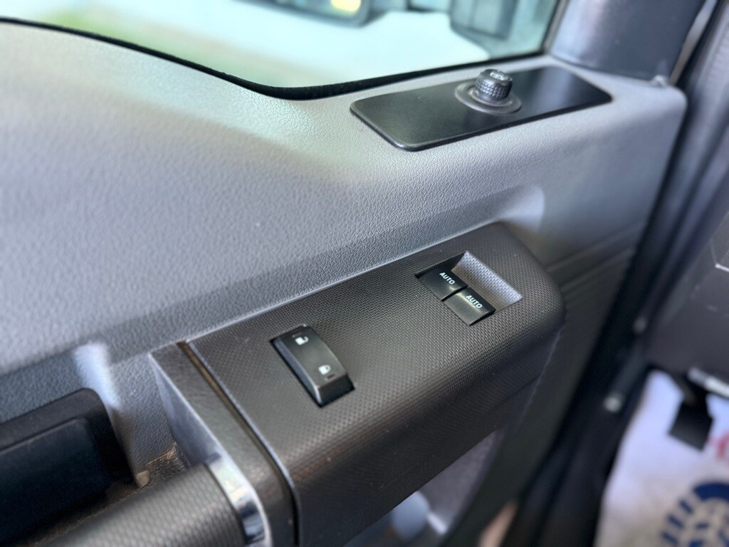 Vehicle image 28 of 48
