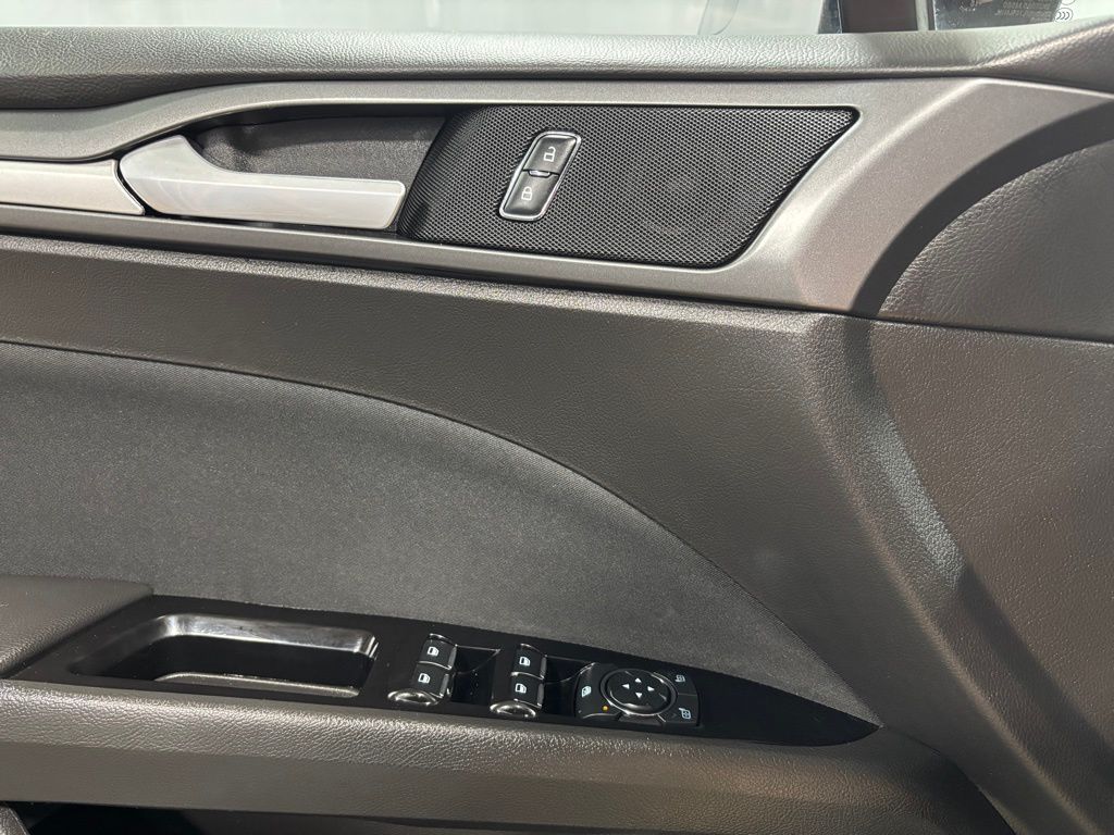 Vehicle image 23 of 28