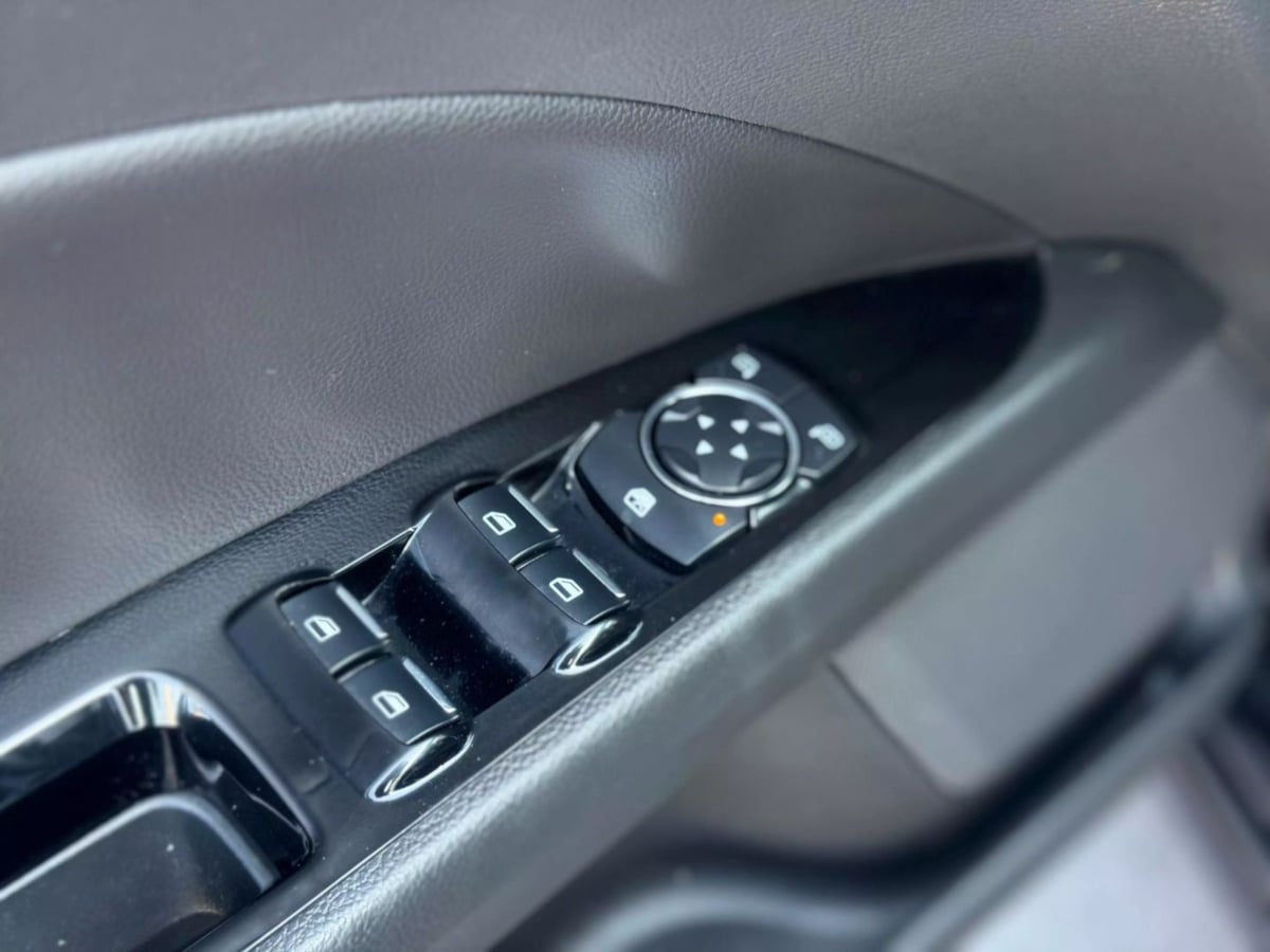 Vehicle image 32 of 45