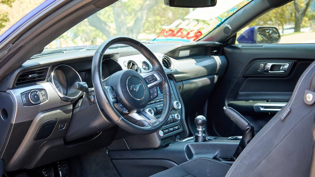 Vehicle image 15 of 26