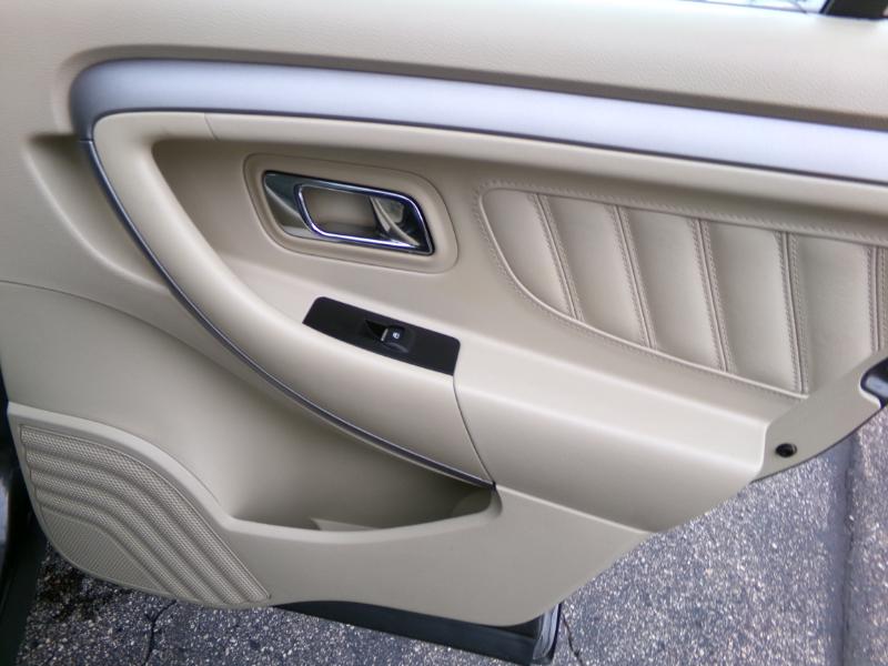 2016 Ford Taurus SE Image 28 of 39