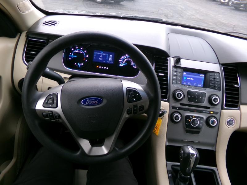 2016 Ford Taurus SE Image 19 of 39