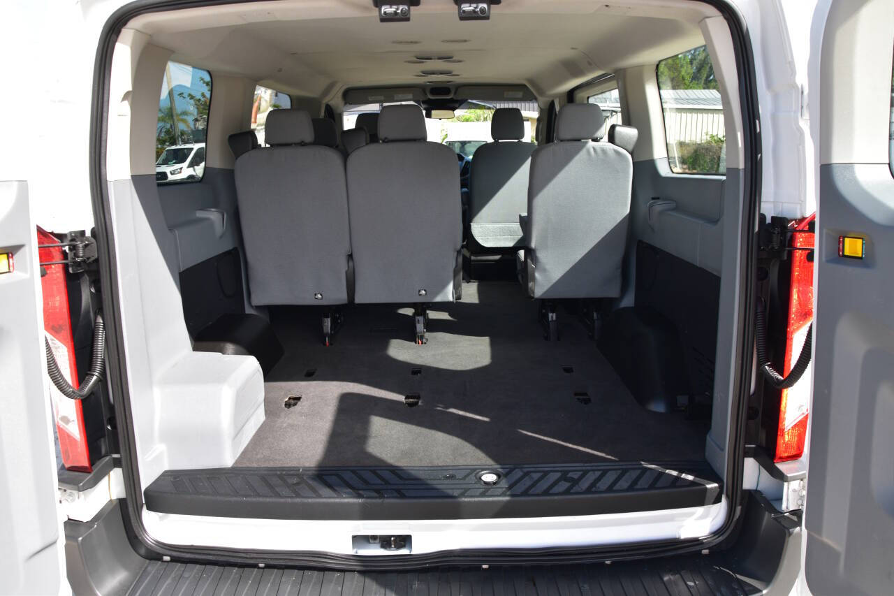 Vehicle image 13 of 15