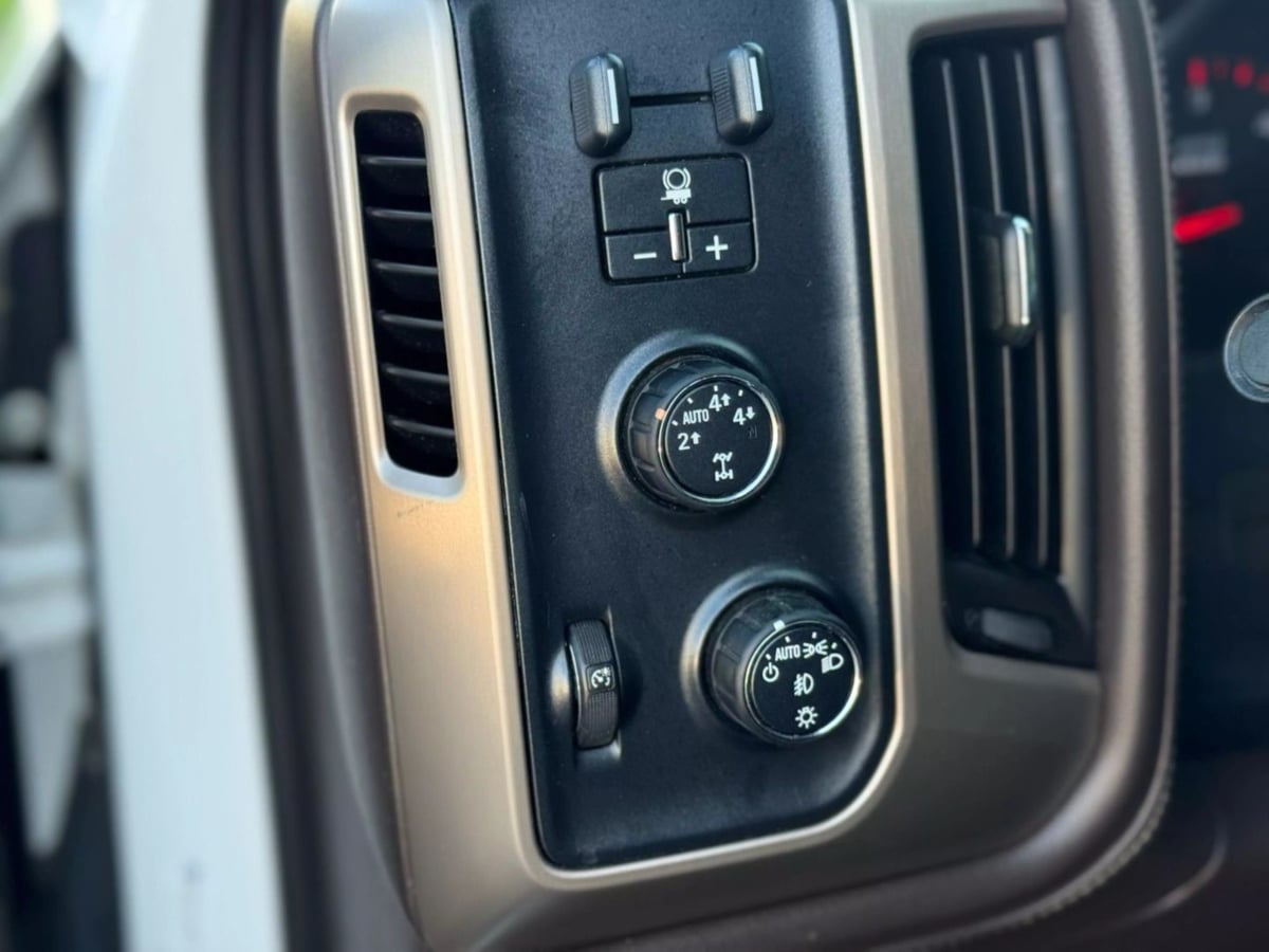 Vehicle image 33 of 49