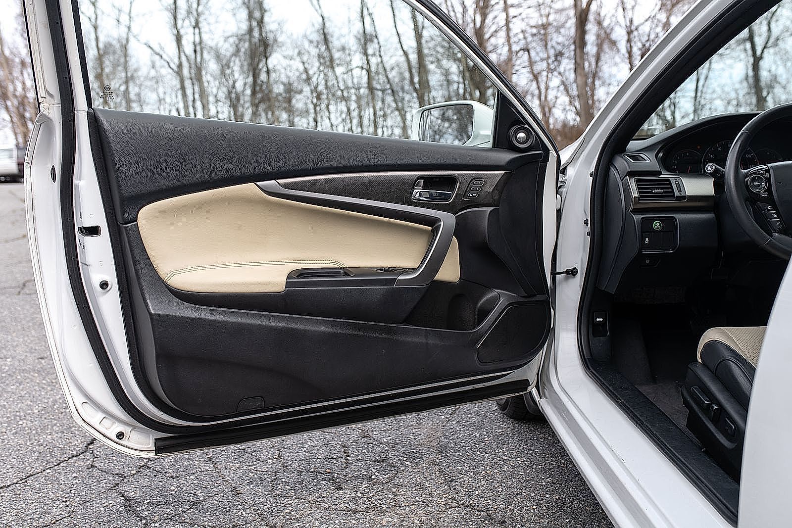 Vehicle image 21 of 28
