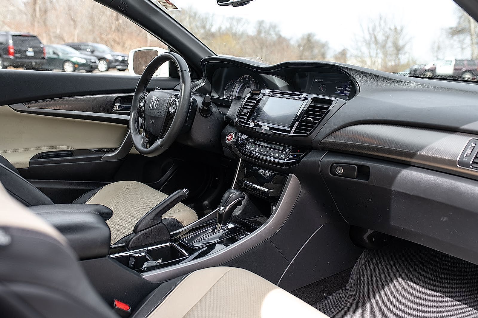 Vehicle image 25 of 28
