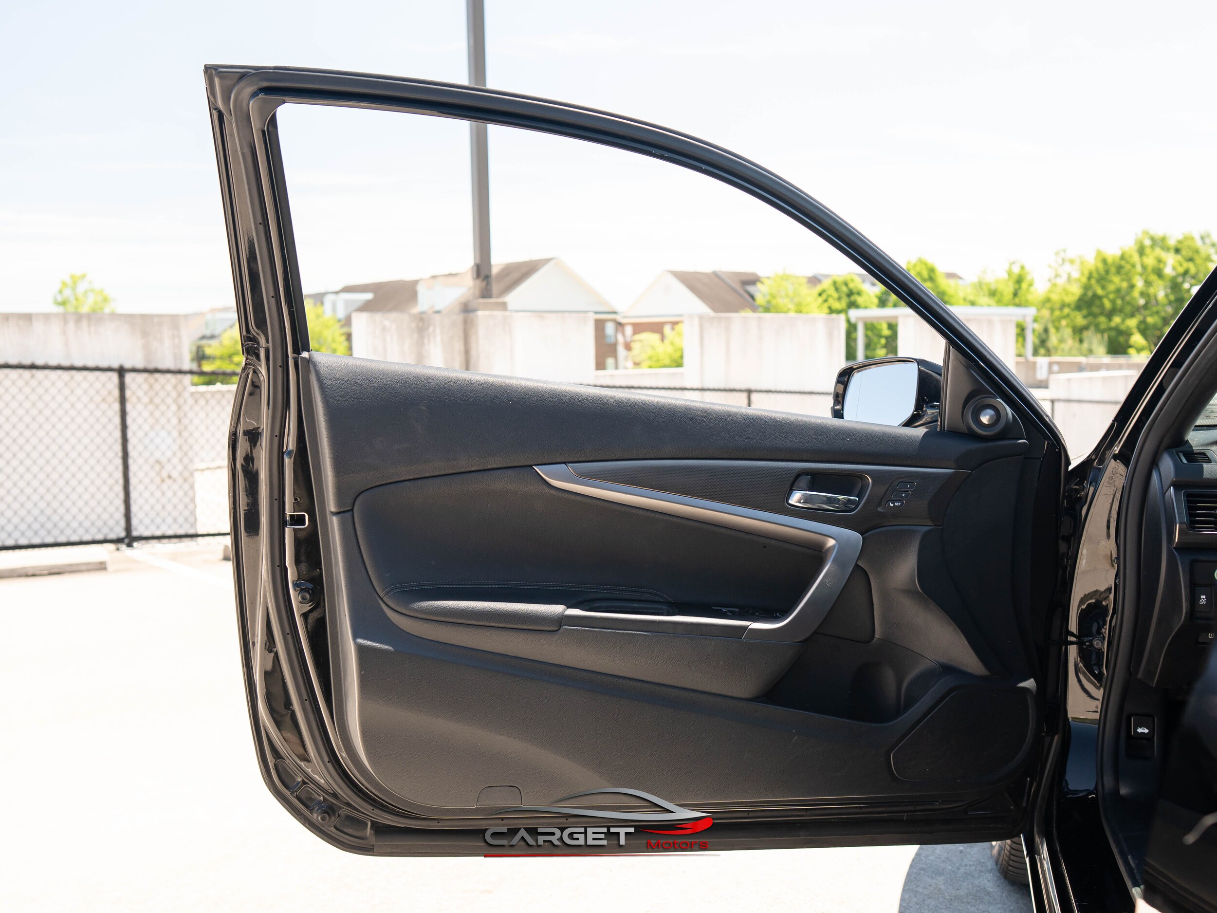 Vehicle image 33 of 40