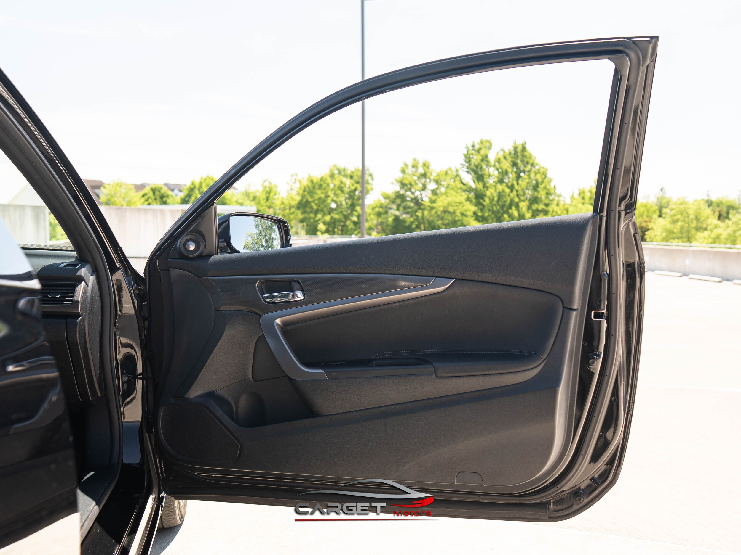 Vehicle image 34 of 40