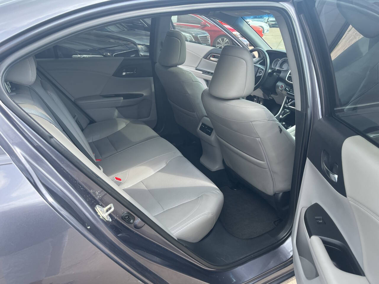 Vehicle image 14 of 18