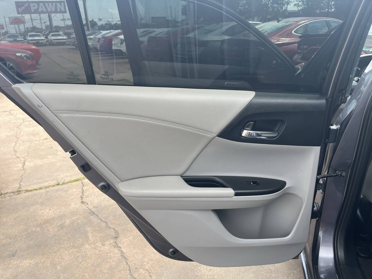 Vehicle image 11 of 18
