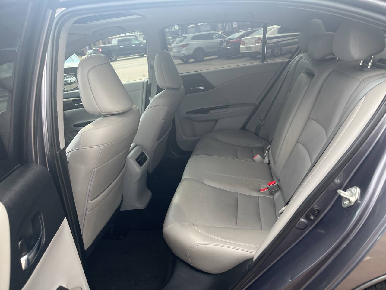 Vehicle image 13 of 18