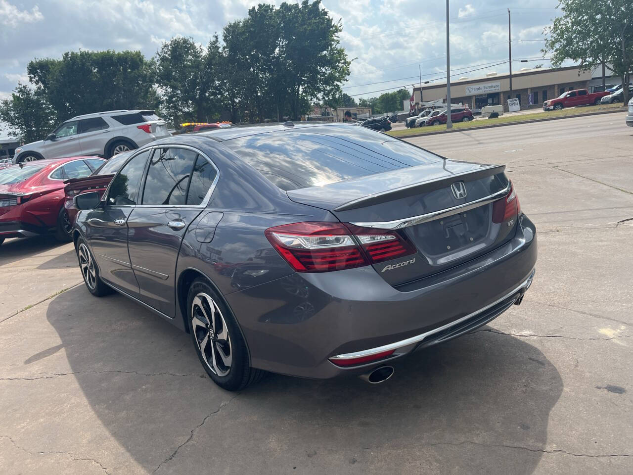 Vehicle image 4 of 18
