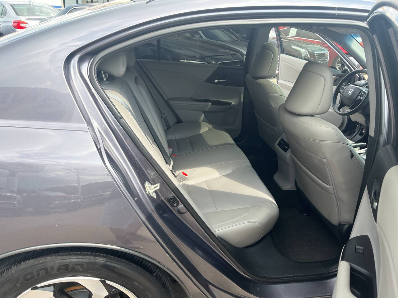 Vehicle image 15 of 18