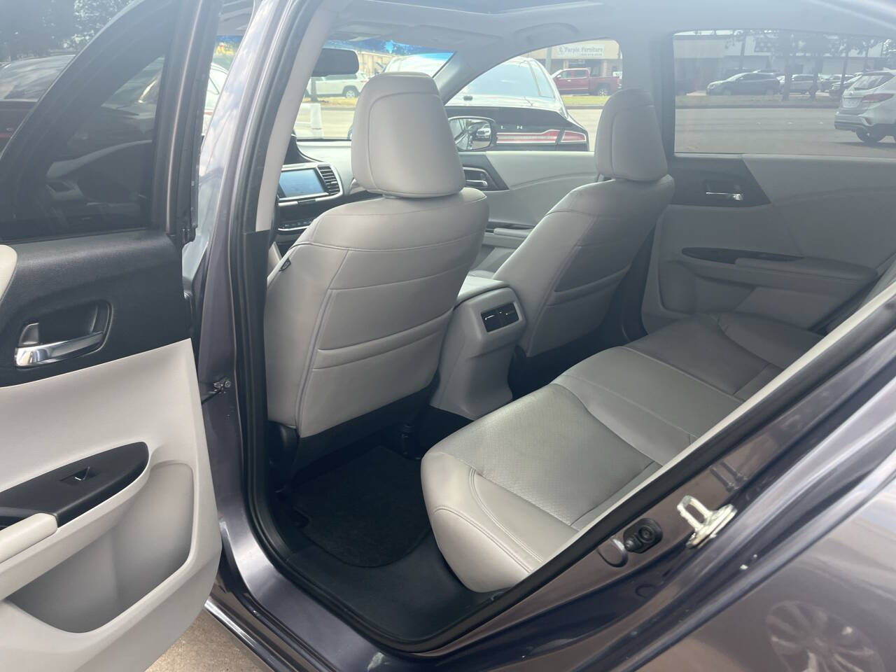 Vehicle image 12 of 18