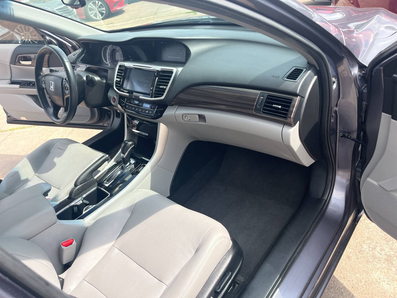 Vehicle image 17 of 18