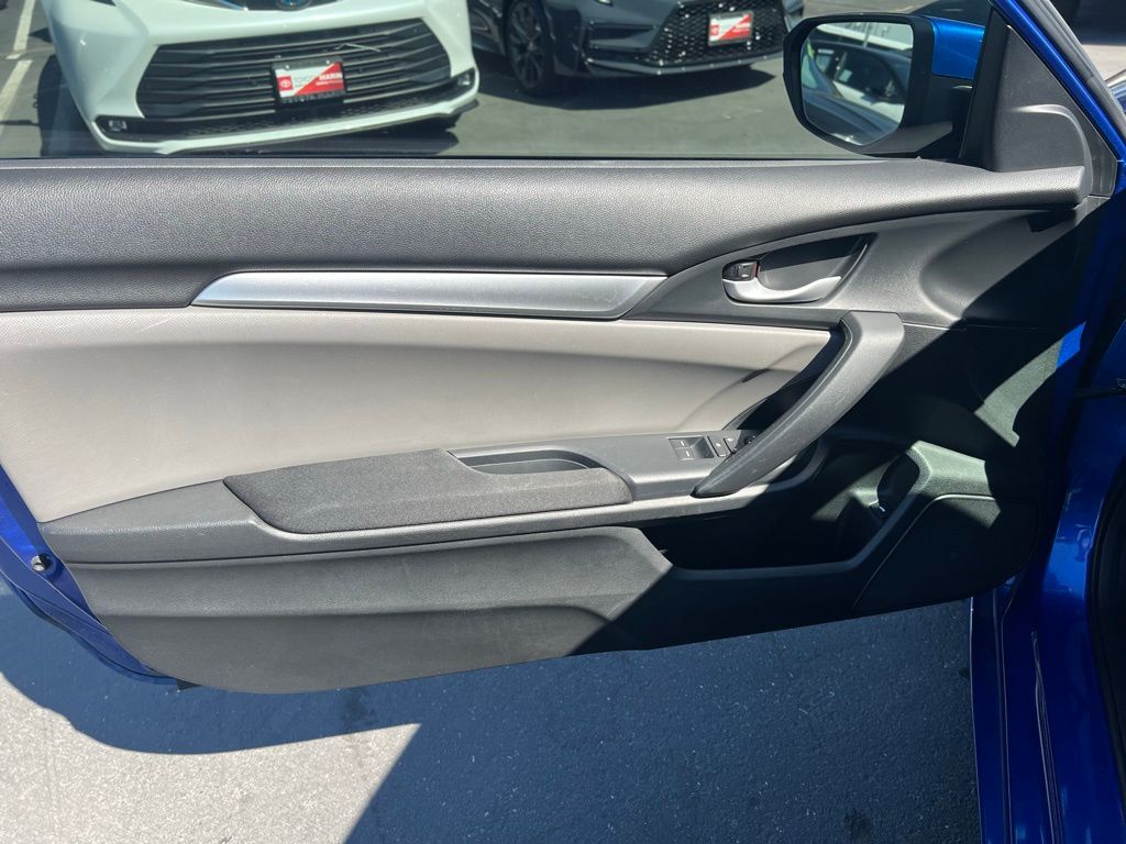Vehicle image 21 of 28