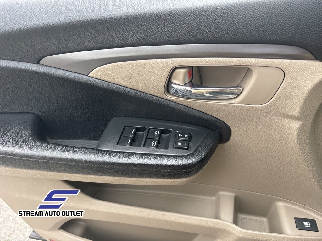 Vehicle image 21 of 33