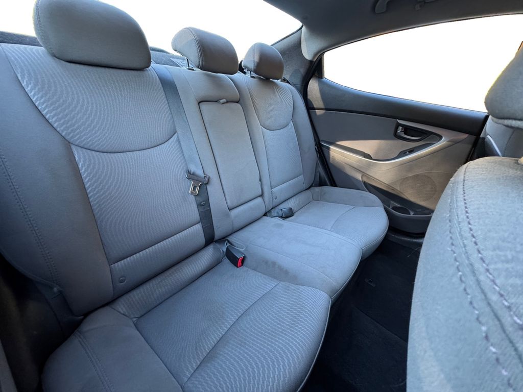 2016 Hyundai Elantra SE Image 12 of 30