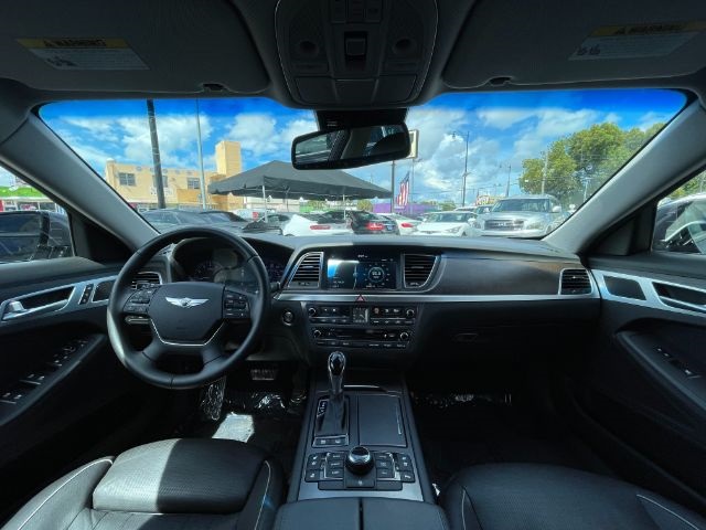 Vehicle image 27 of 33