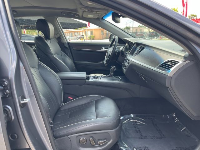 Vehicle image 25 of 33