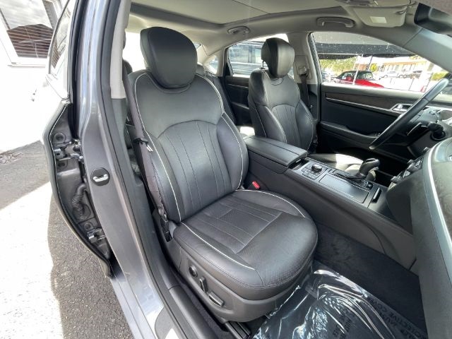 Vehicle image 26 of 33
