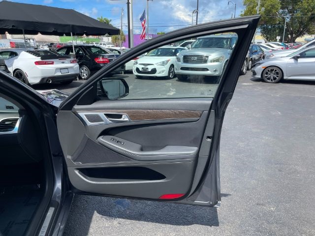 Vehicle image 23 of 33